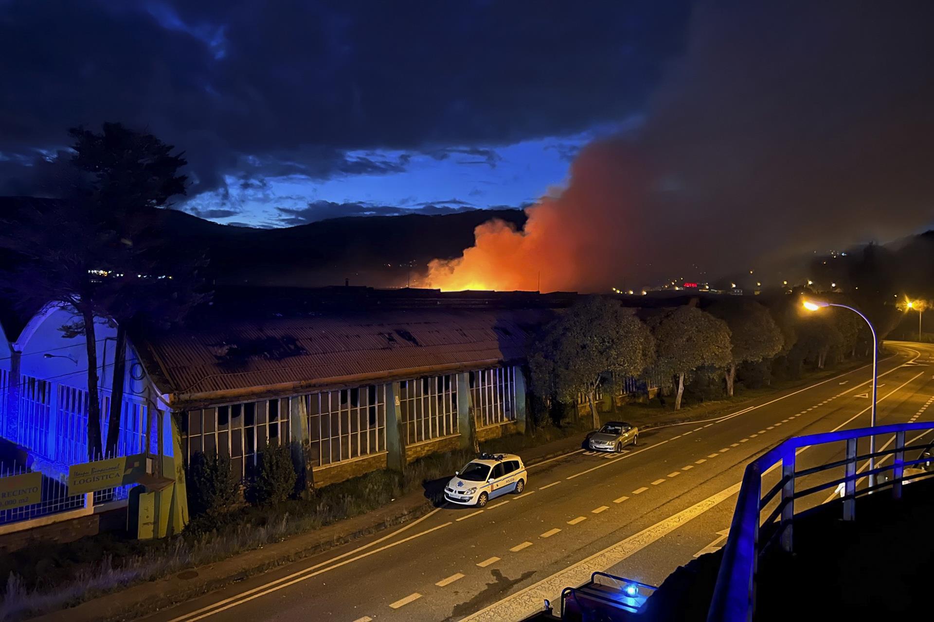 Un gran incendio en una nave industrial de Pontevedra ha obligado este domingo a cortar la N-550 a su paso por Ponte Sampaio. EFE/Sxenick