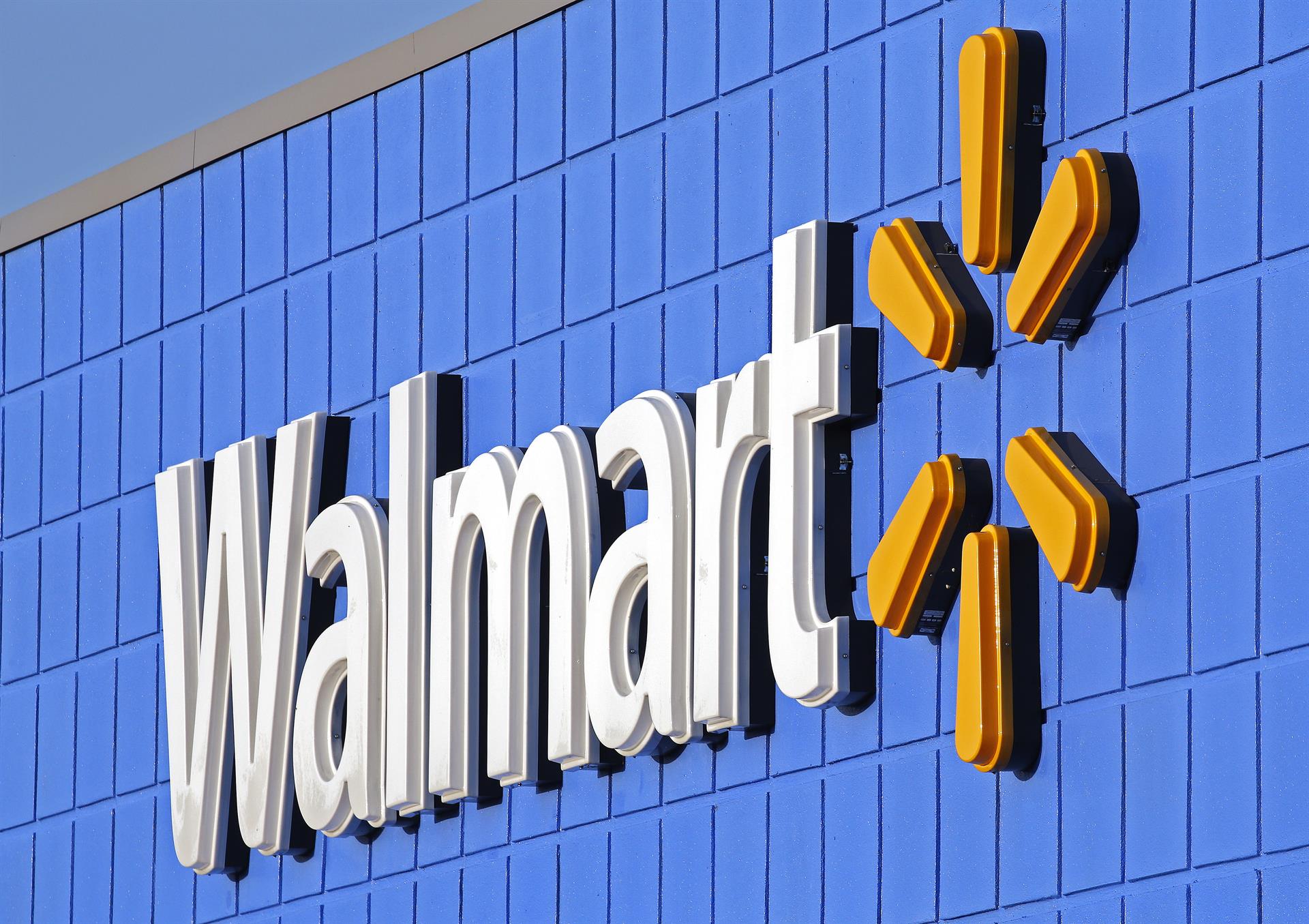 Vista del logo de Walmart en una de sus tiendas, en una fotografía de archivo. EFE/Larry W. Smith