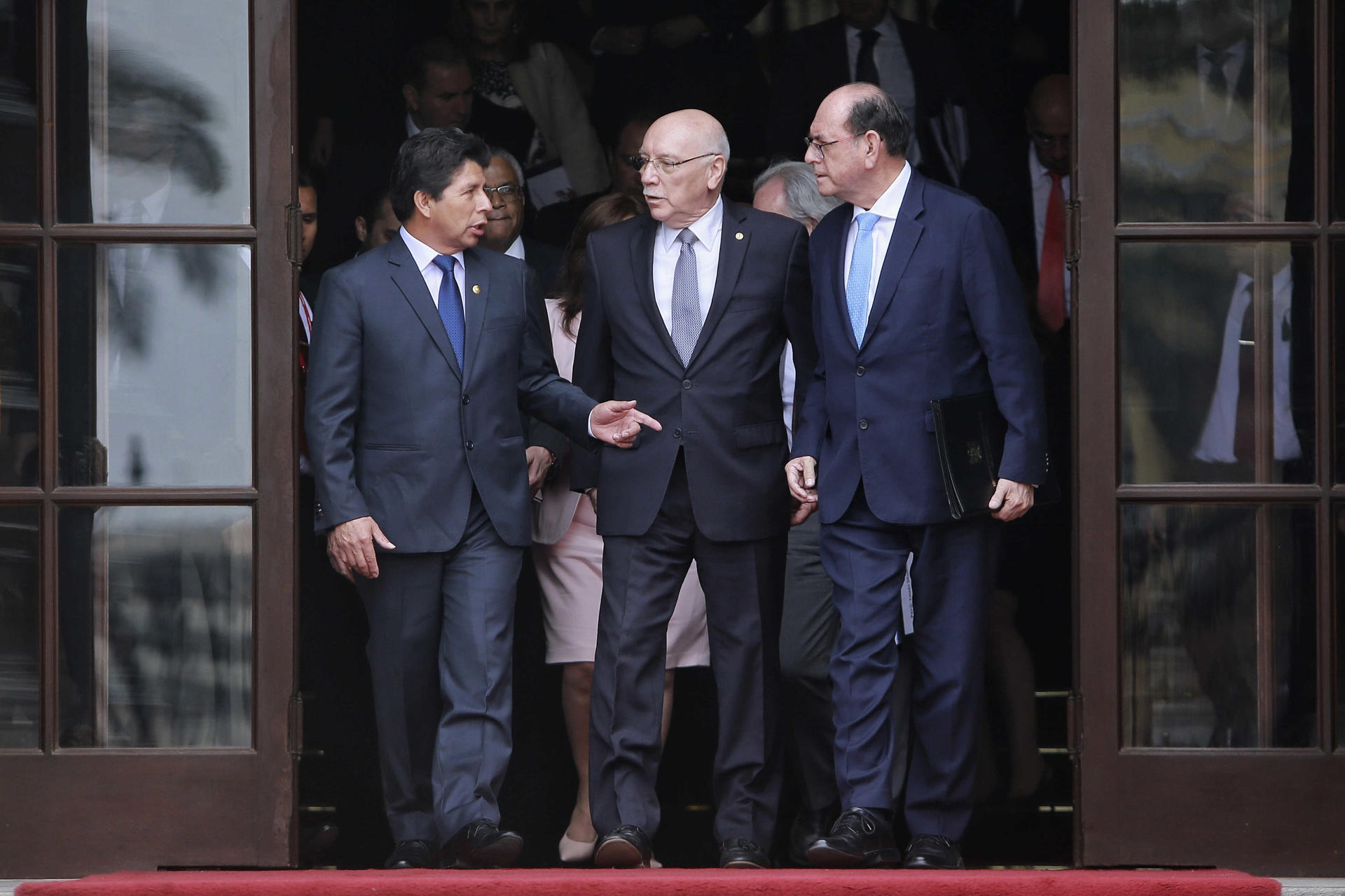 El presidente de Perú, Pedro Castillo (i), sale del Palacio de Gobierno acompañado del exministro de Relaciones Exteriores de Paraguay Eladio Loizaga (c), quien encabeza el Grupo de Alto Nivel de la Organización de Estados Americanos (OEA). EFE/Stringer