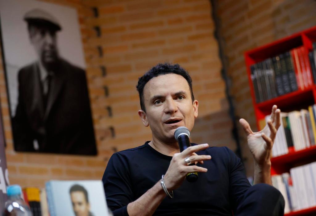 El cantante colombiano Fonseca habla durante una rueda de prensa, hoy en Bogotá (Colombia). EFE/Mauricio Dueñas Castañeda
