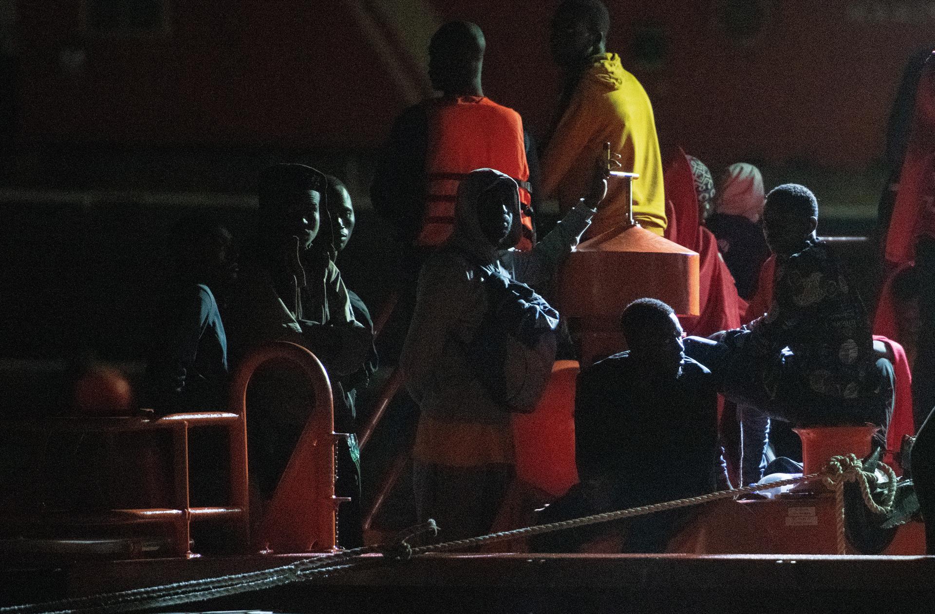 Salvamento Marítimo ha rescatado este miércoles una neumática con 51 personas a bordo, entre ellas once mujeres y dos menores de edad en aguas cercanas a Fuerteventur. EFE/Carlos de Saá