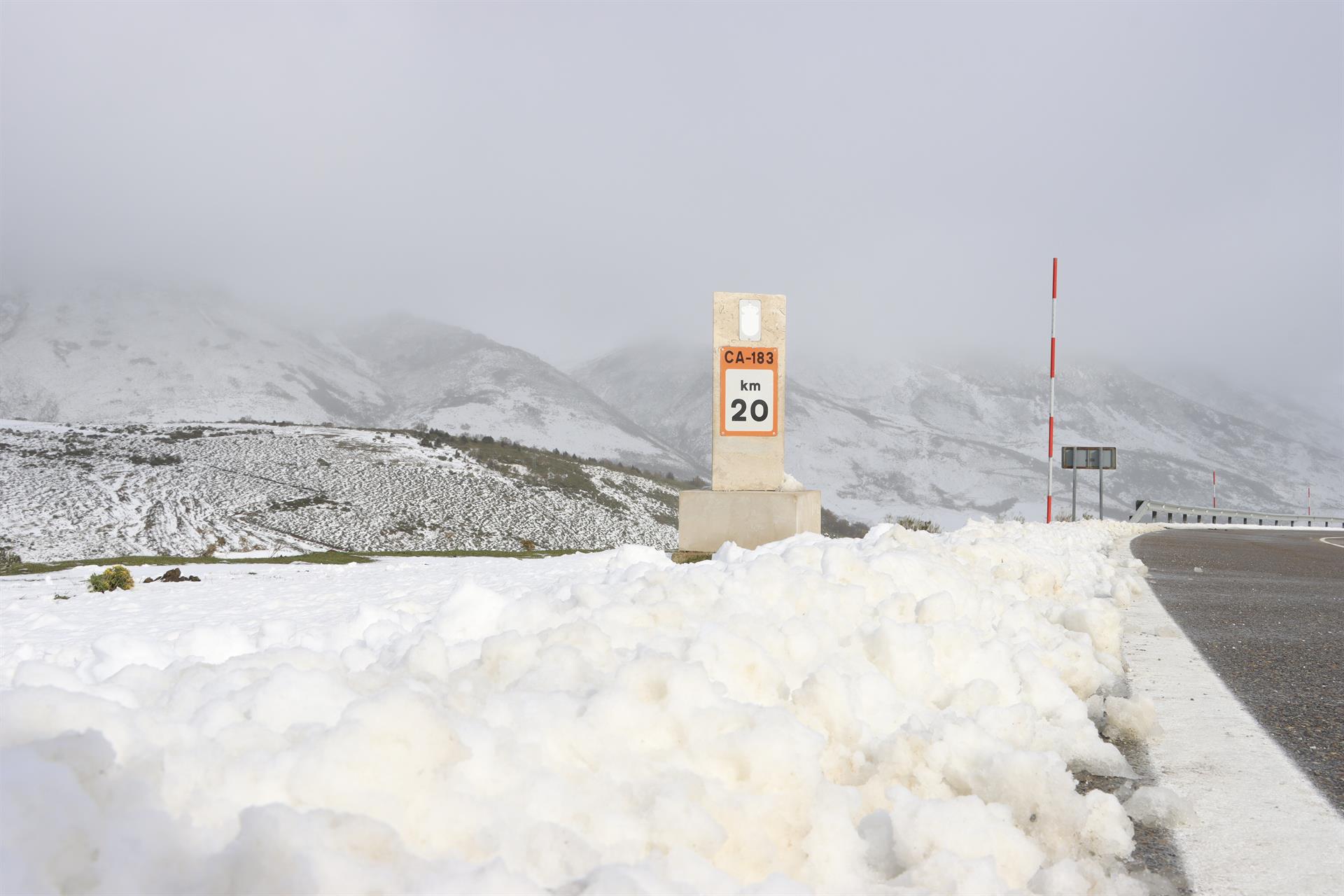 Cumbres nevadas en Alto Campoo, cerca de Reinosa, este sábado. EFE/ Celia Agüero
