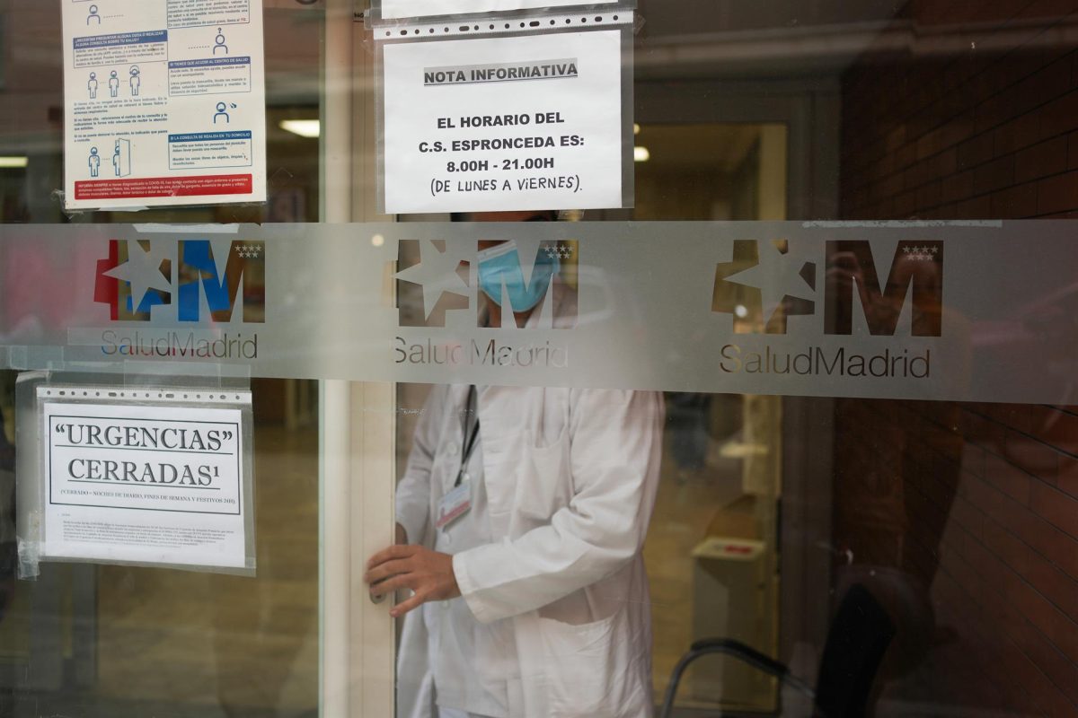 Carteles alusivos a las protestas de los sanitarios de Madrid en la entrada de un centro de Atención Primaria.
