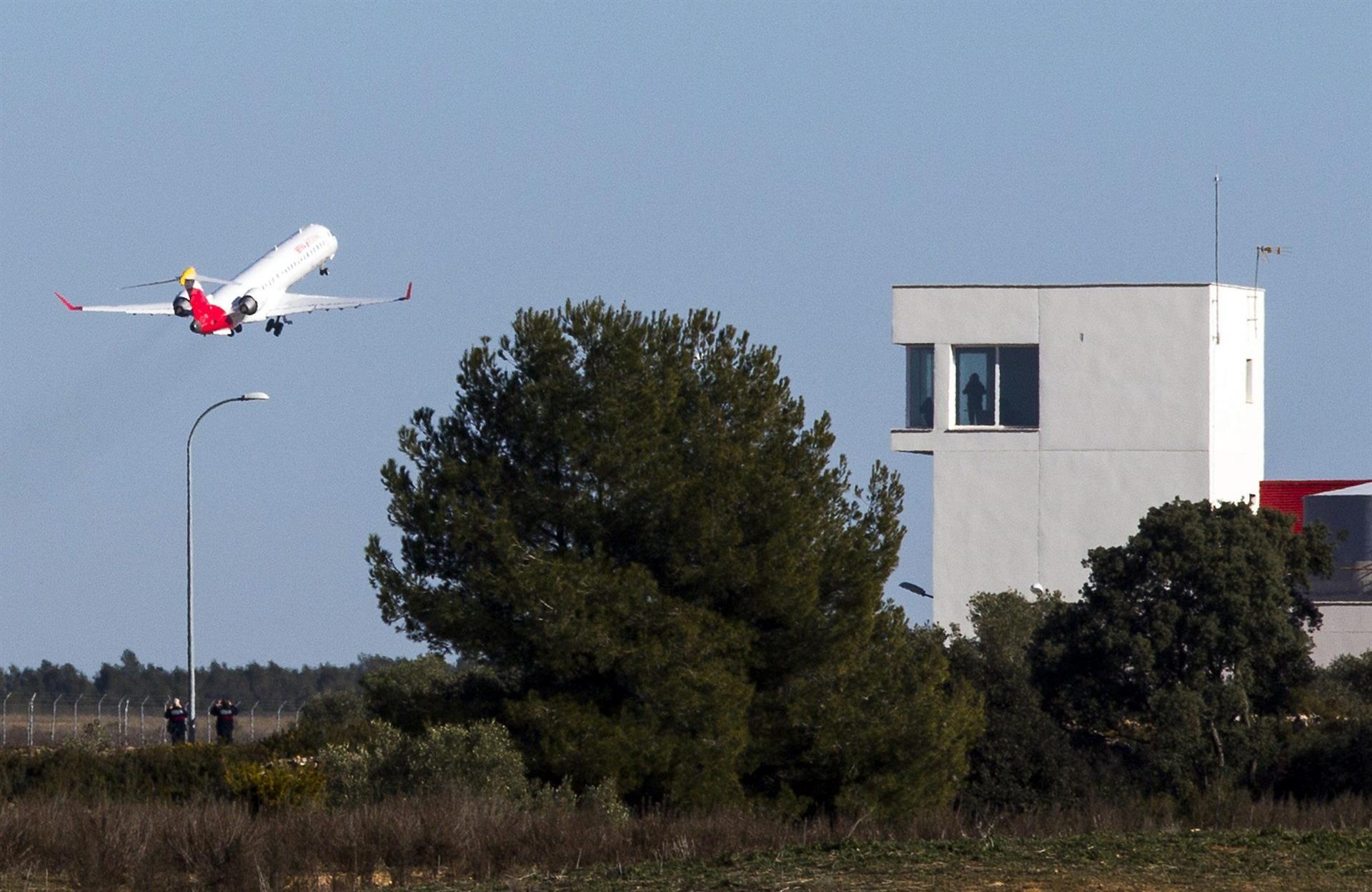 Un avión despega del aeropuerto de Castellón. EFE/Domenech Castelló/Archivo