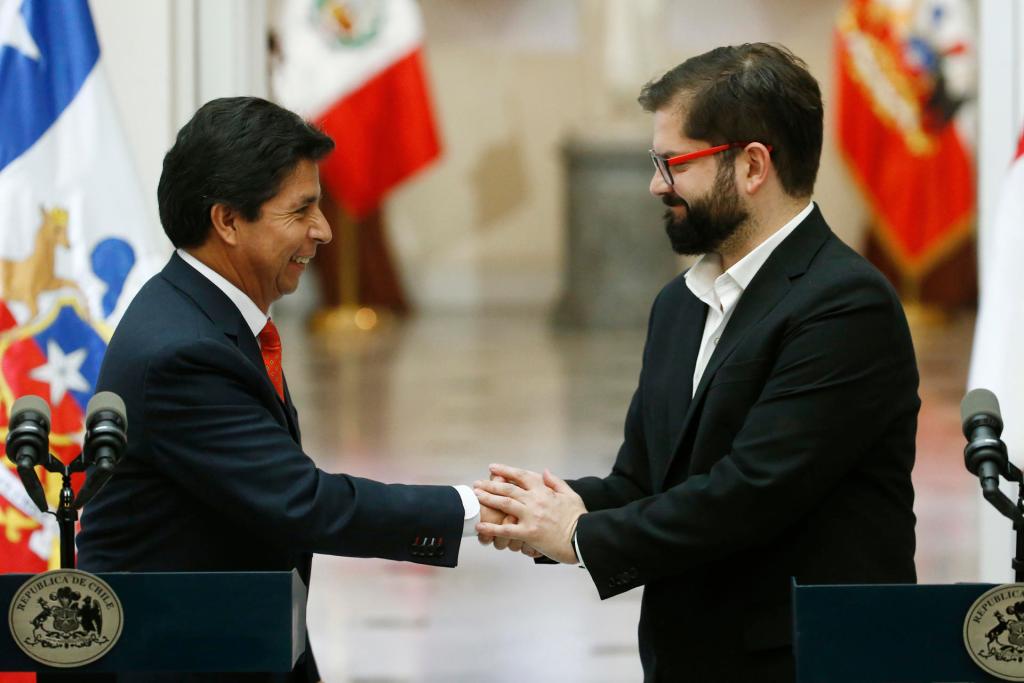 El presidente peruano, Pedro Castillo (i), junto a su homólogo chileno, Gabriel Boric (d), el 29 de noviembre de 2022. EFE/Elvis González