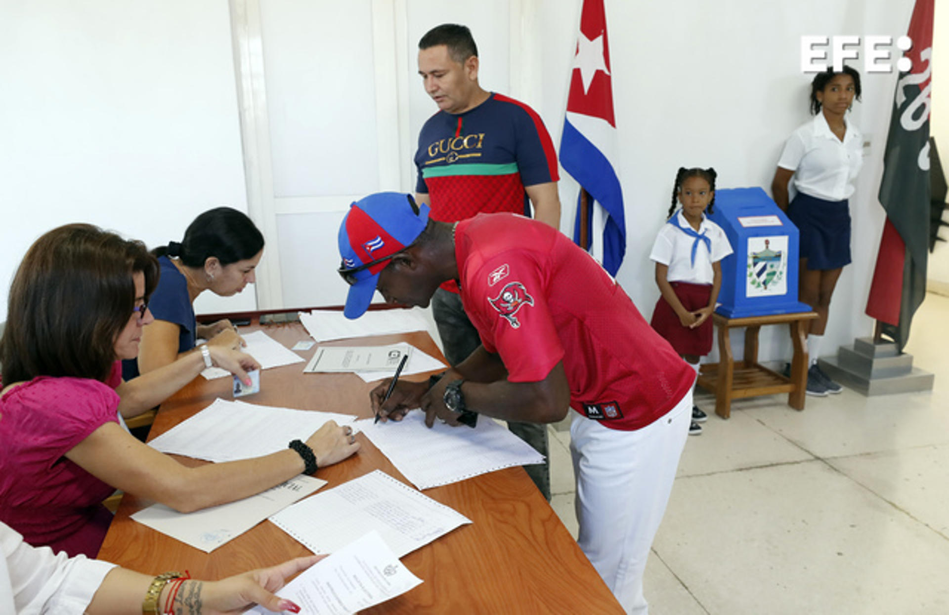 Votantes paricipan en los comicios locales de los delegados (concejales) de barrio, en La Habana (Cuba), el 27 de noviembre de 2022. EFE/ Ernesto Mastrascusa POOL