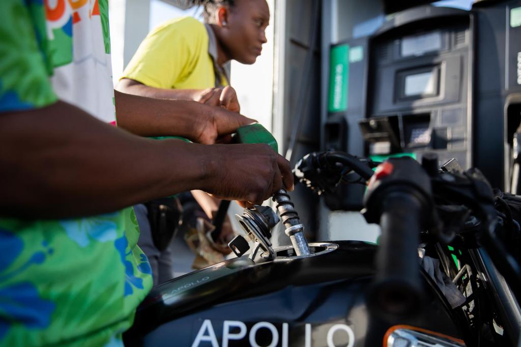 Ciudadanos acuden a abastecerse de combustible para sus vehículos al realizarse la reapertura de gasolineras luego del desbloqueo de la principal terminal petrolera del país, hoy, en Puerto Príncipe (Haití). EFE/Johnson Sabin
