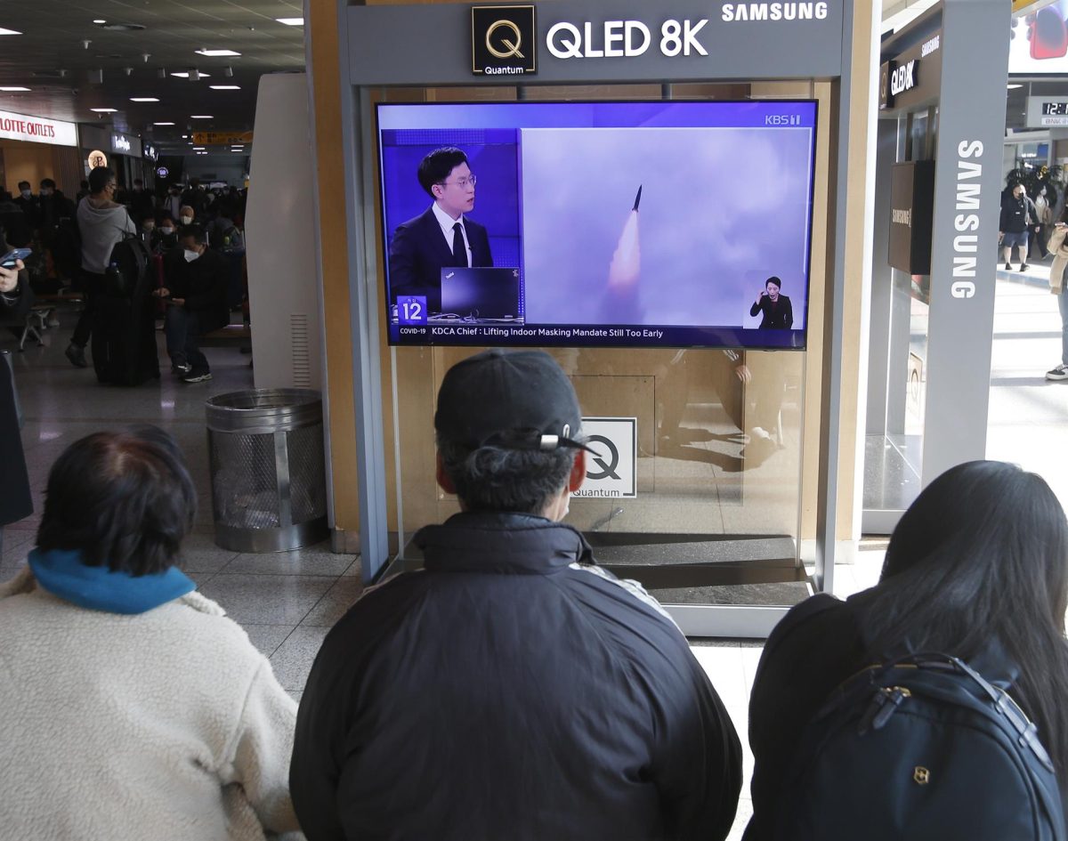 Noticia del lanzamiento del misil norcoreano en la tele en Seúl. EFE/EPA/KIM HEE-CHUL