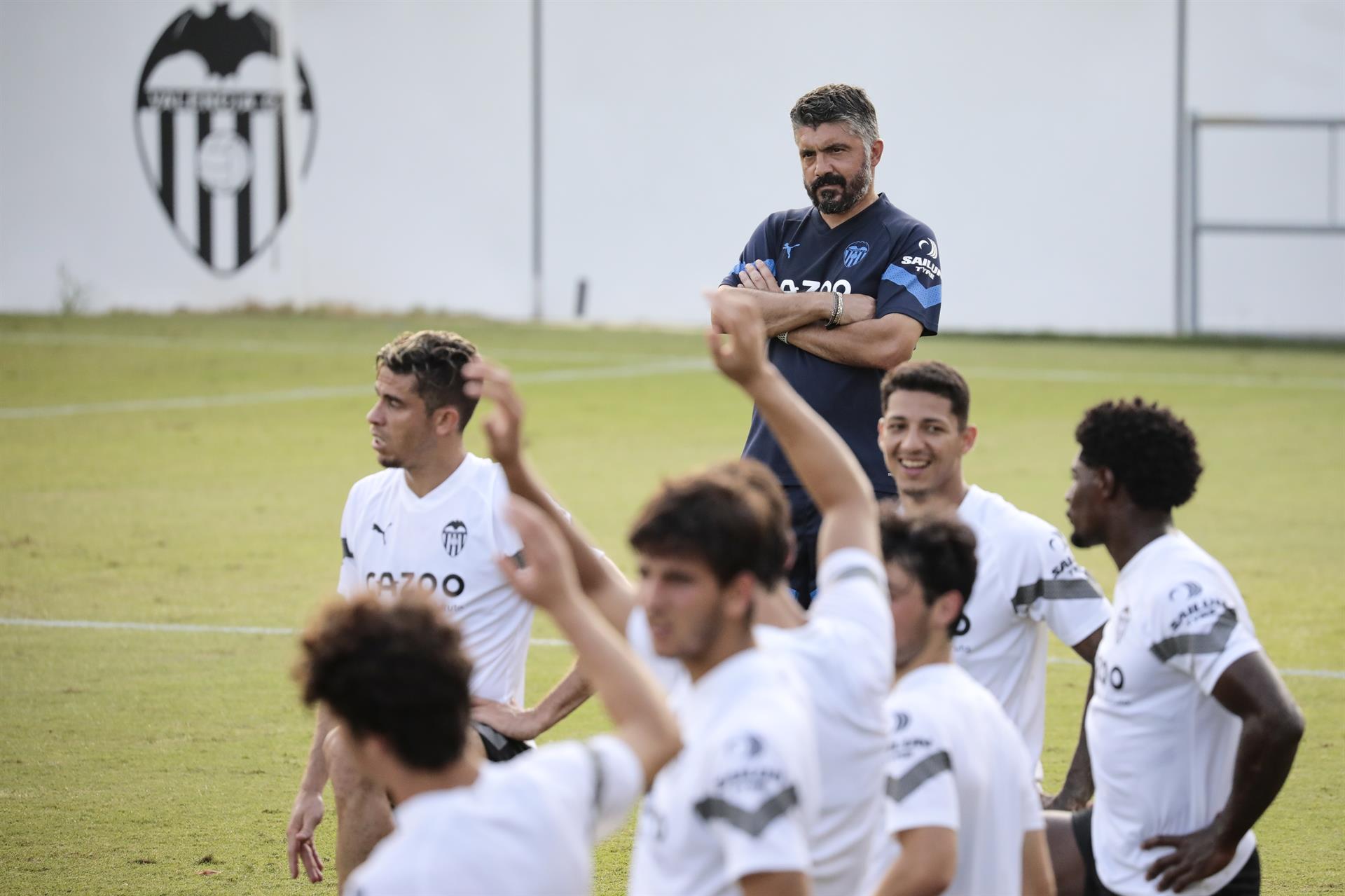 El técnico del Valencia CF, Gennaro Gattuso, observa a sus jugadores durante la sesión de entrenamiento. EFE/Ana Escobar/Archivo
