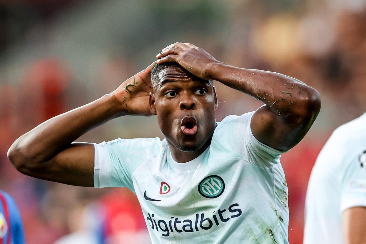 Denzel Dumfries del Inter reacciona durante un partido de la Liga de Campeones ante el Viktoria Plzen en Plzen, República Checa, el pasado mes de septiembre.