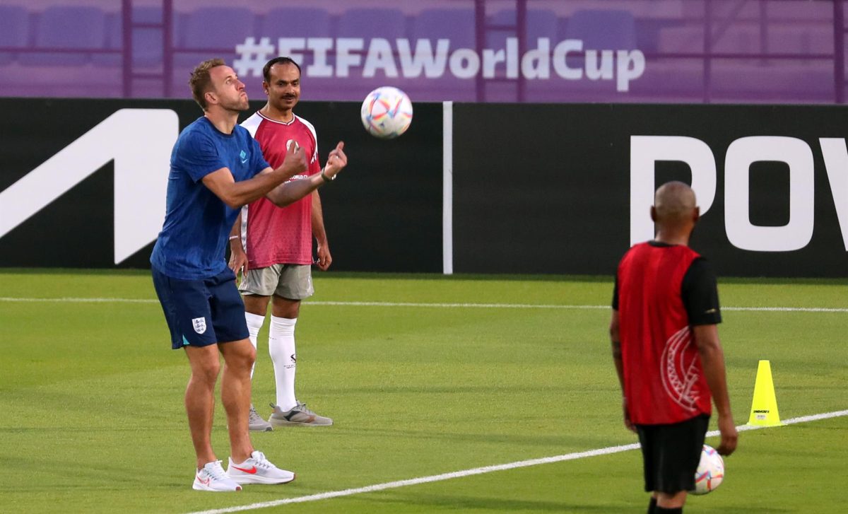 El delantero inglés Harry Kane (i) durante el entrenamiento previo al partido del Mundial contra Irán.
