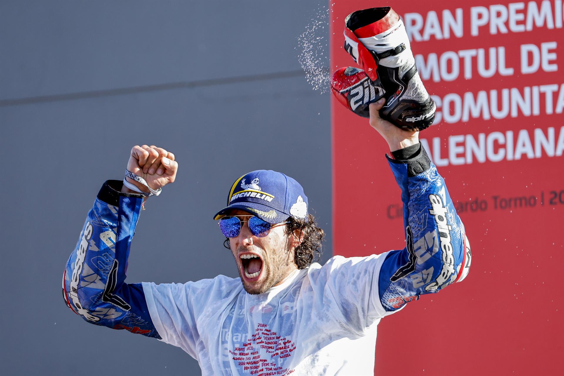 El español Alex Rins celebra su segunda victoria de la temporada al vencer el Gran Premio de la Comunidad Valenciana de MotoGp en el circuito "Ricardo Tormo" de Cheste. EFE/ Biel Aliño