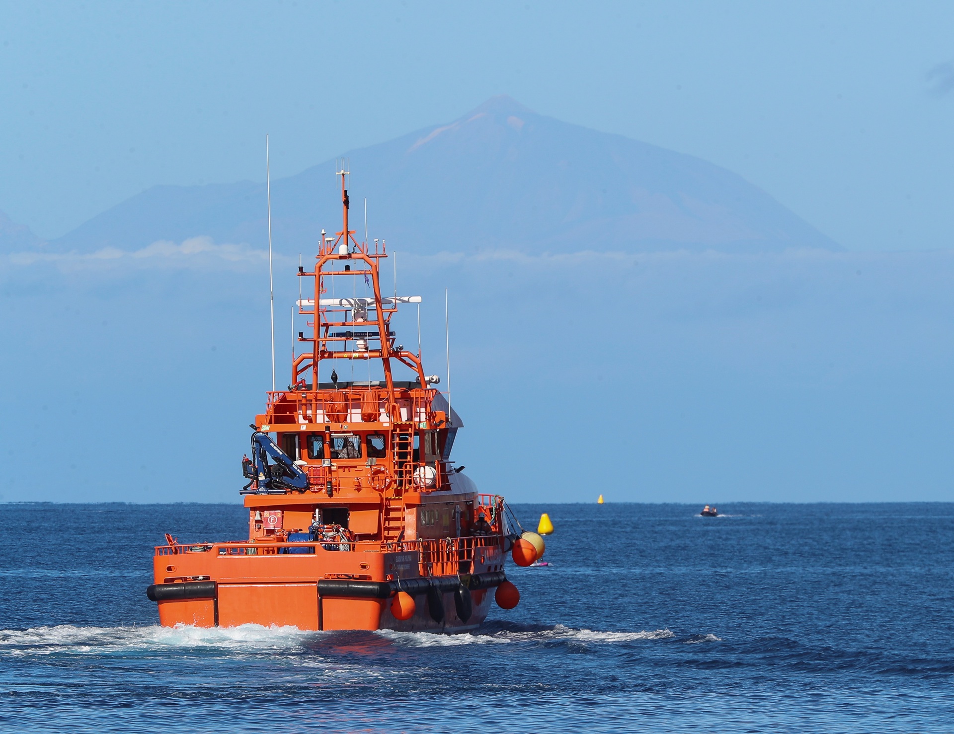Foto de archivo de una embarcación de Salvamento Marítimo de servicio en el sur de Gran Canaria. EFE/ Elvira Urquijo A.