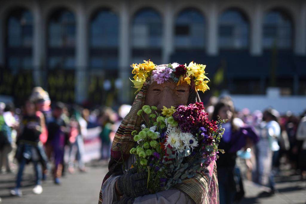 Organizaciones de mujeres indígenas y mujeres trans se manifestaron en conmemoración al Día Internacional de la Eliminación de la Violencia contra la Mujer, "25N", durante una marcha que inició en la Plaza de los Derechos Humanos y culminó en la Plaza Central, hoy en Ciudad de Guatemala (Guatemala). EFE/ Edwin Bercián