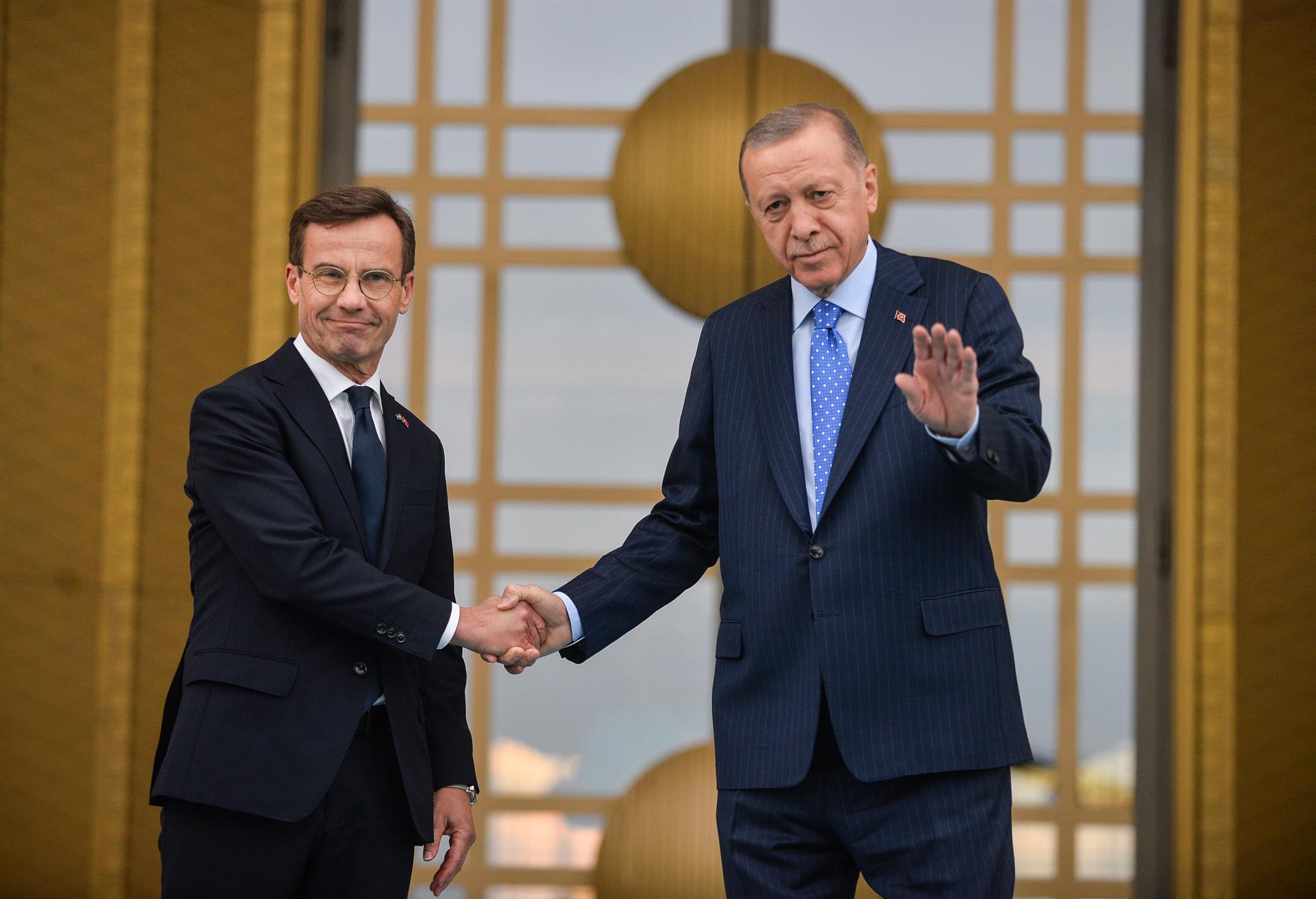 El presidente turco, Recep Tayyip Erdogan (d), y el primer ministro sueco, Ulf Kristersson (i), se dan la mano durante una ceremonia de bienvenida en el Palacio Presidencial de Ankara, Turquía, este 8 de noviembre. EFE/EPA/NECATI SAVAS