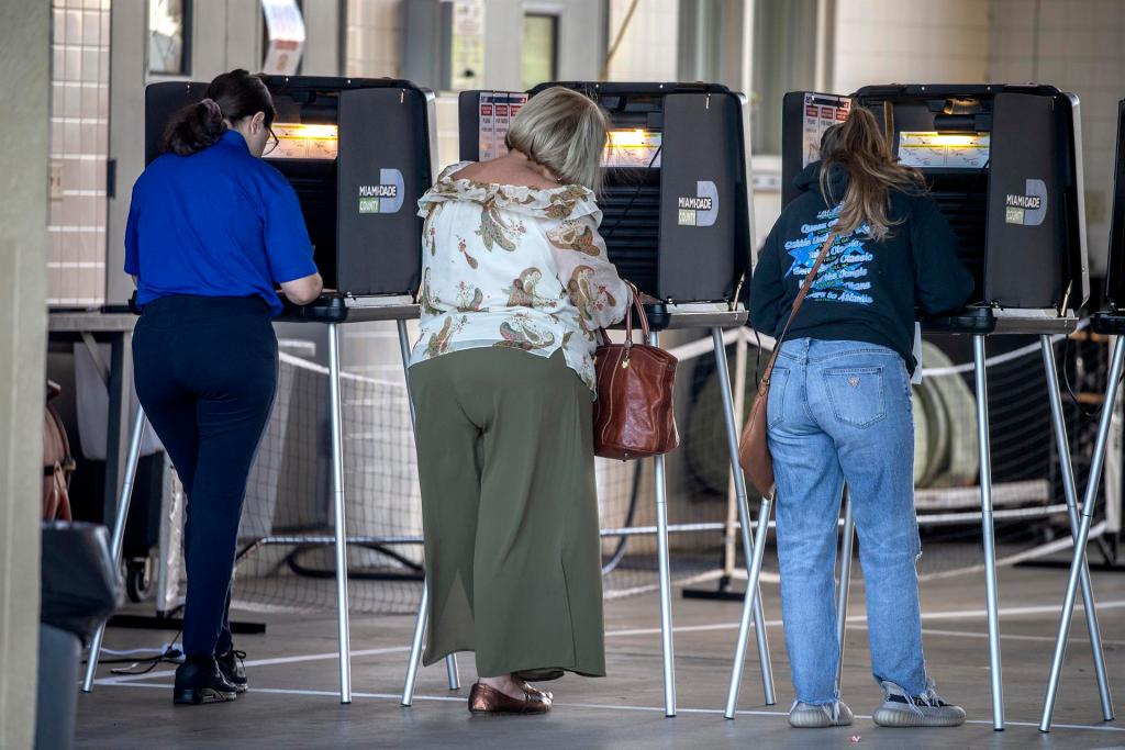 Personas acuden a votar en Hialeah, Florida, este 8 de noviembre de 2022. EFE/Cristóbal Herrera
