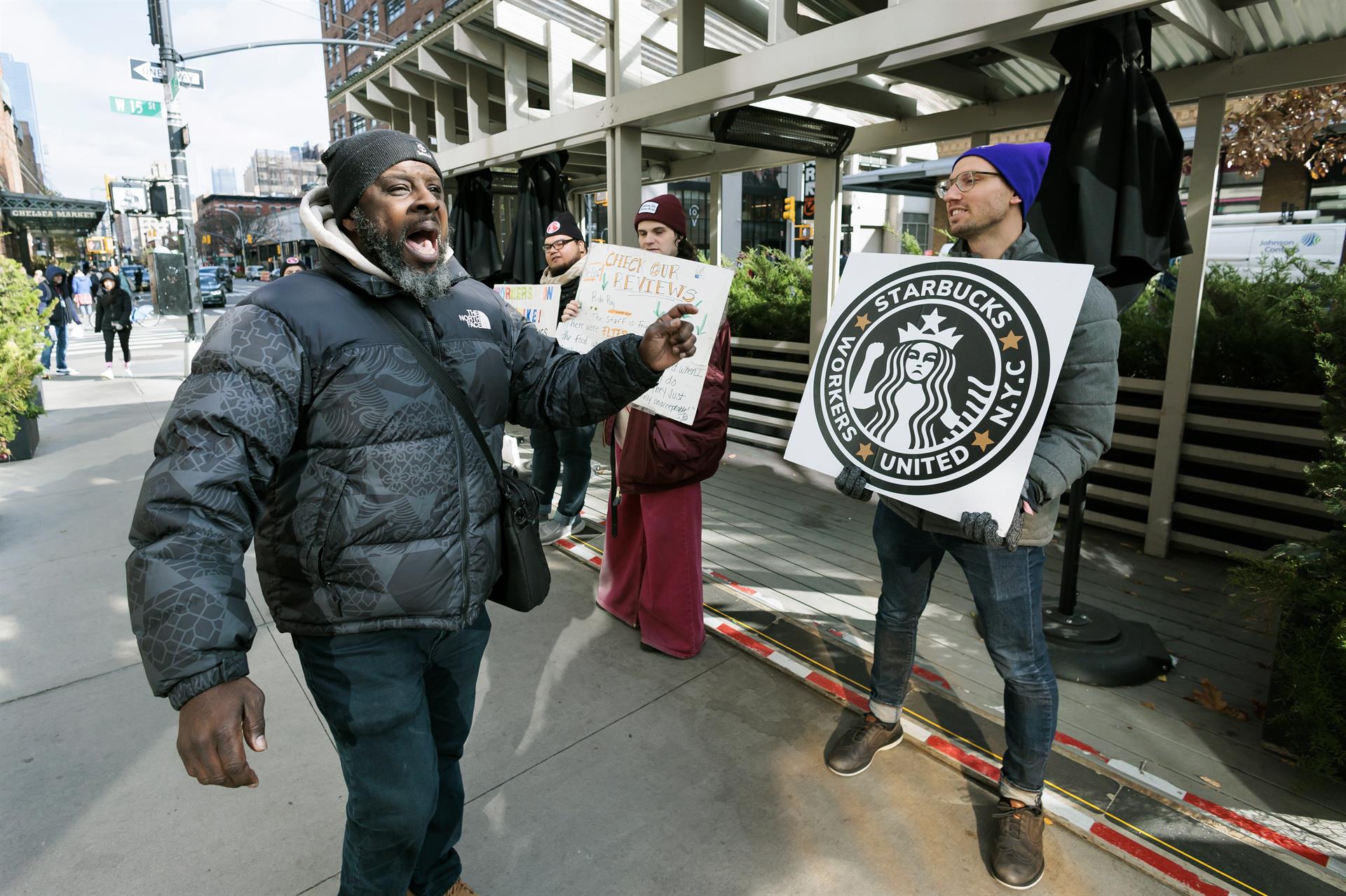 Empleados de Starbucks realizan una protesta afuera de una de las tiendas en Nueva York, este 17 de noviembre de 2022. EFE/Justin Lane