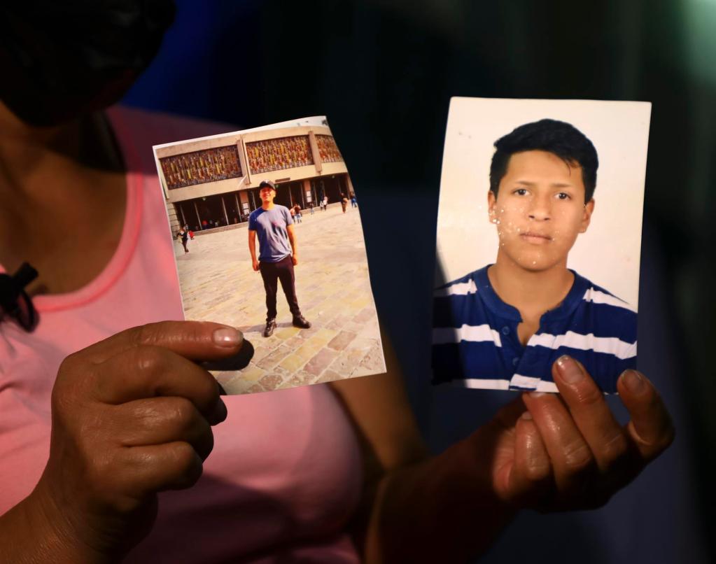La madre de Adrián Tacuri sostiene una foto de su hijo el 28 de septiembre de 2022, en Cuenca (Ecuador). EFE/ Robert Puglla
