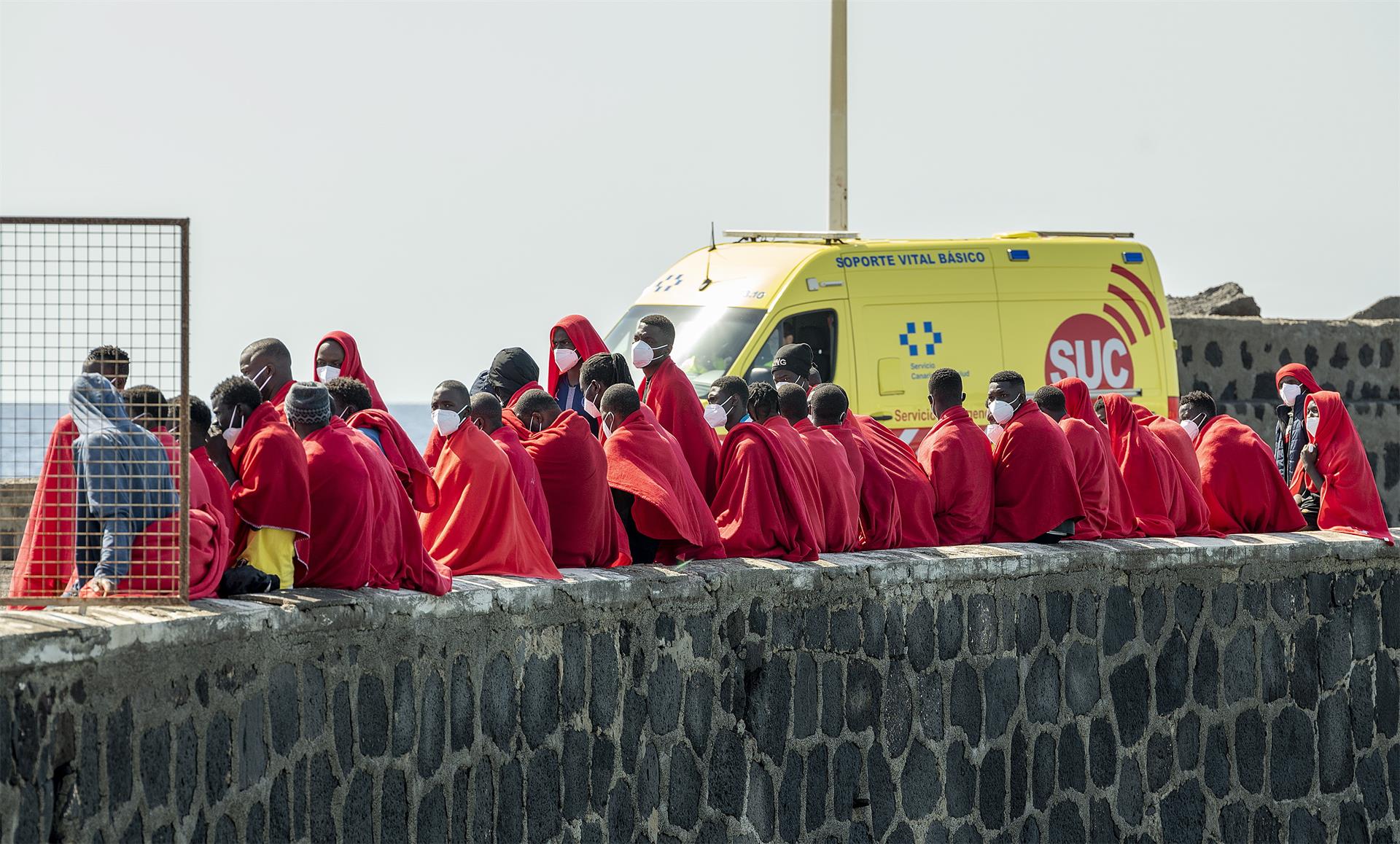 Foto tomada el 27 de octubre en Lanzarote, tras el rescate de una neumática con 49 ocupantes, entre ellos ocho mujeres y dos niños. EFE/Adriel Perdomo