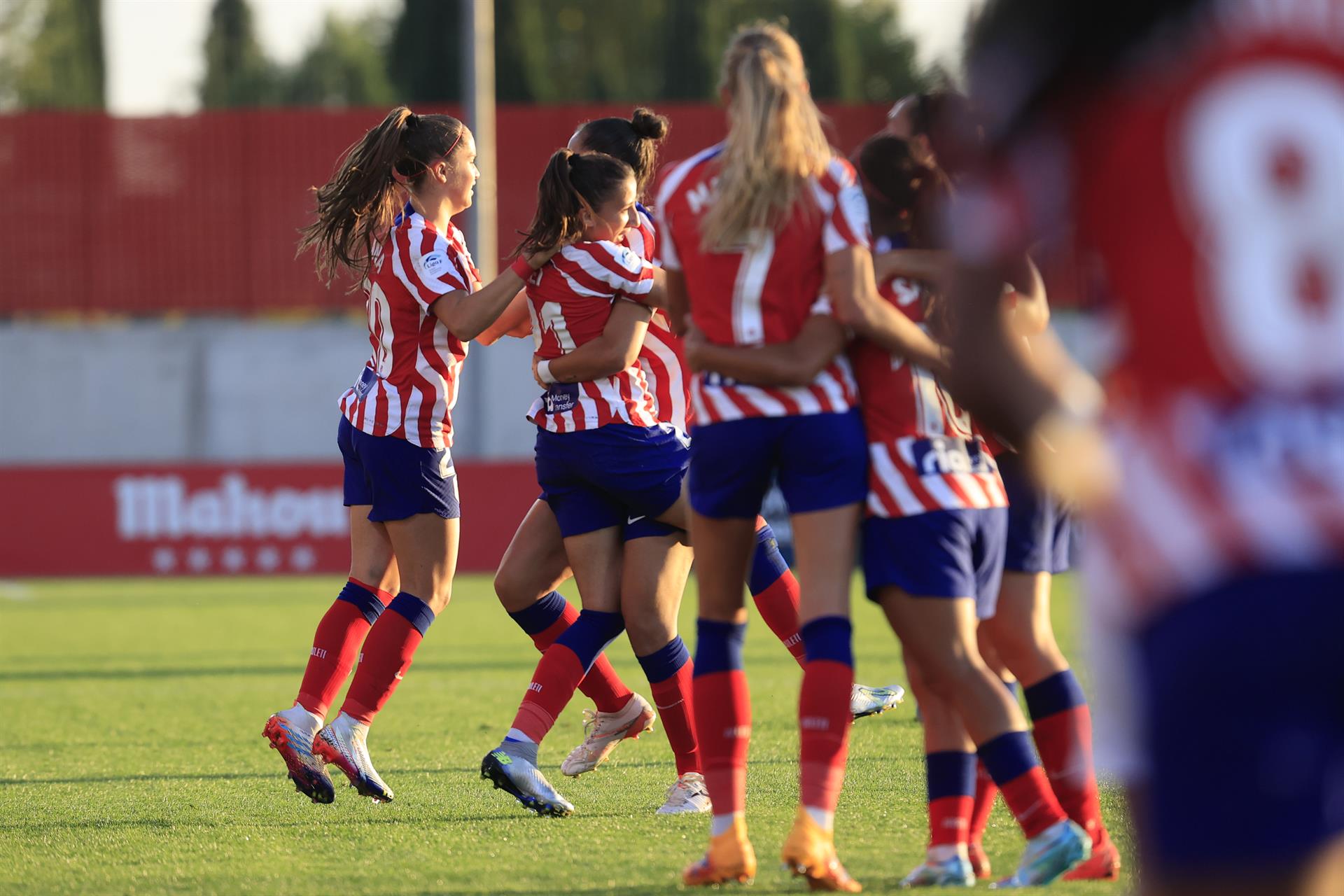 - Las jugadoras del Atlético de Madrid celebran el gol marcado por su compañera, Sheila García ante la Real Sociedad durante el partido de Primera División femenina en el Centro Deportivo de Alcalá de Henares. EFE/ Zipi