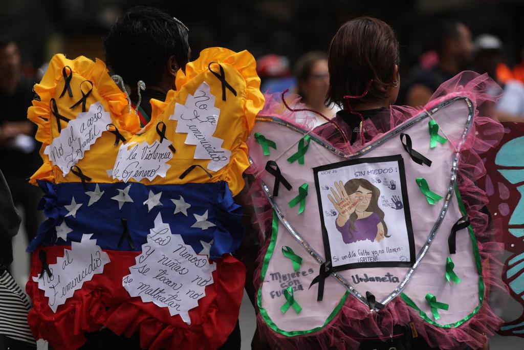 Mujeres, con alas y pintura de mariposas alusivas a la libertad, participan de una marcha para alzar su voz en contra de la violencia a la mujer en el marco de la celebración del "25N", Día Internacional de la Eliminación de la Violencia contra las Mujeres, hoy en Caracas (Venezuela). EFE/ Miguel Gutiérrez