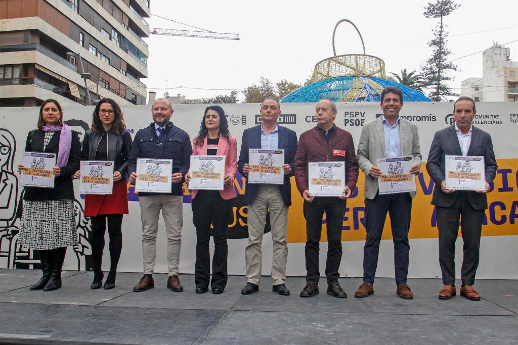 Los representantes de todos los partidos de Les Corts (a excepción de Vox), de UGT, CCOO y la patronal CEV, durante la concentración frente a la Subdelegación del Gobierno para reclamar una mayor inversión para la provincia de Alicante en los Presupuestos Generales del Estado de 2023. EFE/Morell
