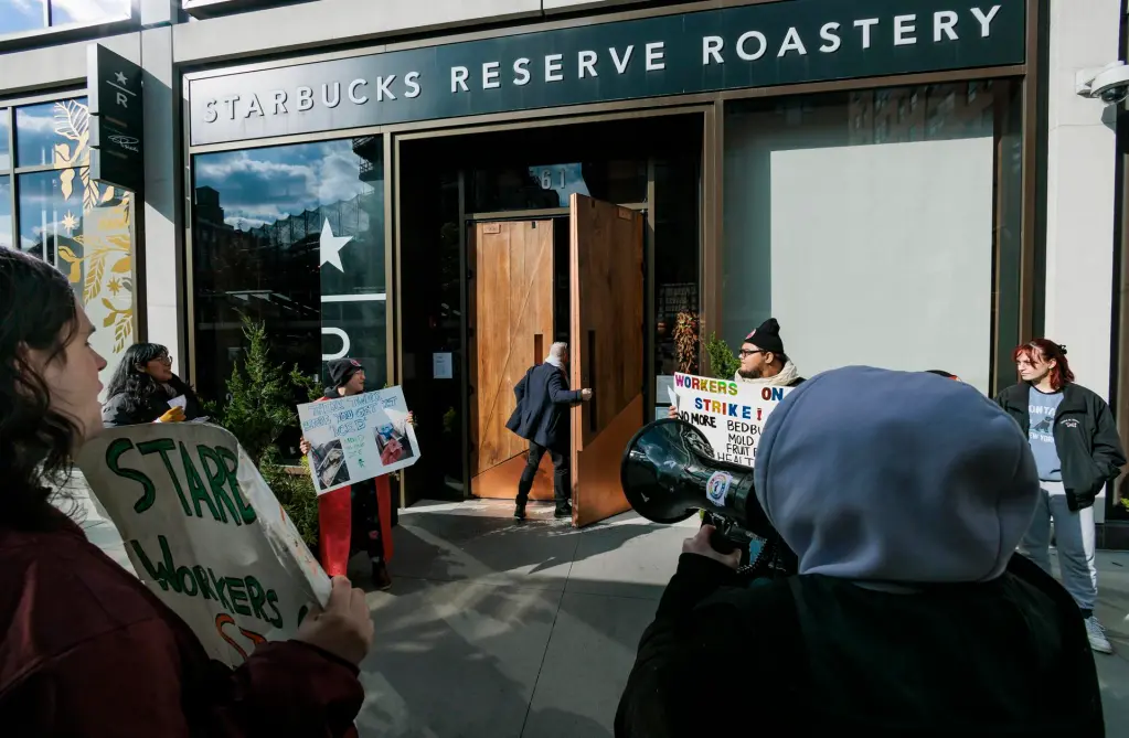 Empleados de Starbucks realizan una protesta afuera de una de las tiendas en Nueva York, este 17 de noviembre de 2022. EFE/Justin Lane
