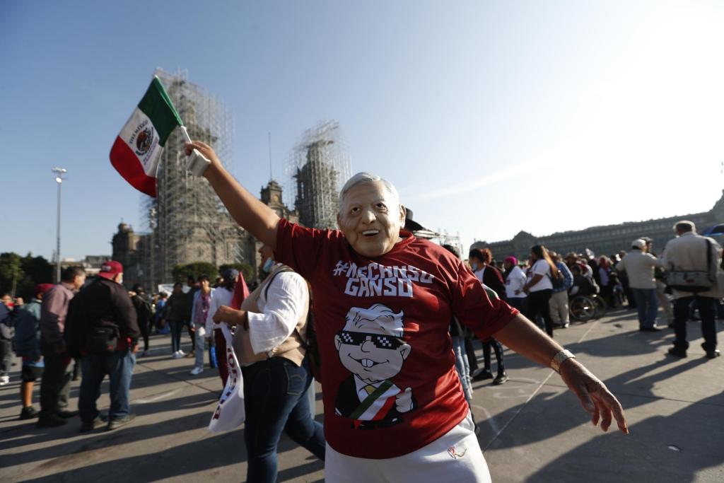 Simpatizantes del presidente de México, Andrés Manuel López Obrador, participan en una marcha por la principales avenidas de Ciudad de México (México). EFE/Mario Guzmán
