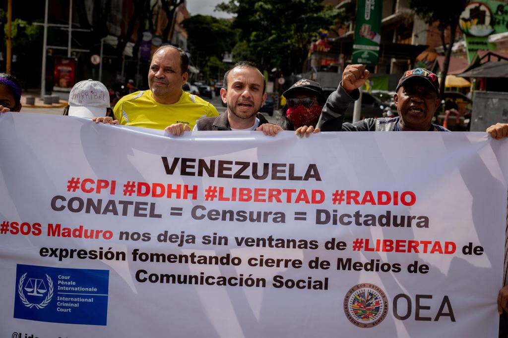 Miembros de la ONG Líderes Libres se manifiestan para denunciar el cierre de medios de comunicación, hoy, en Caracas (Venezuela). EFE/Rayner Pena R
