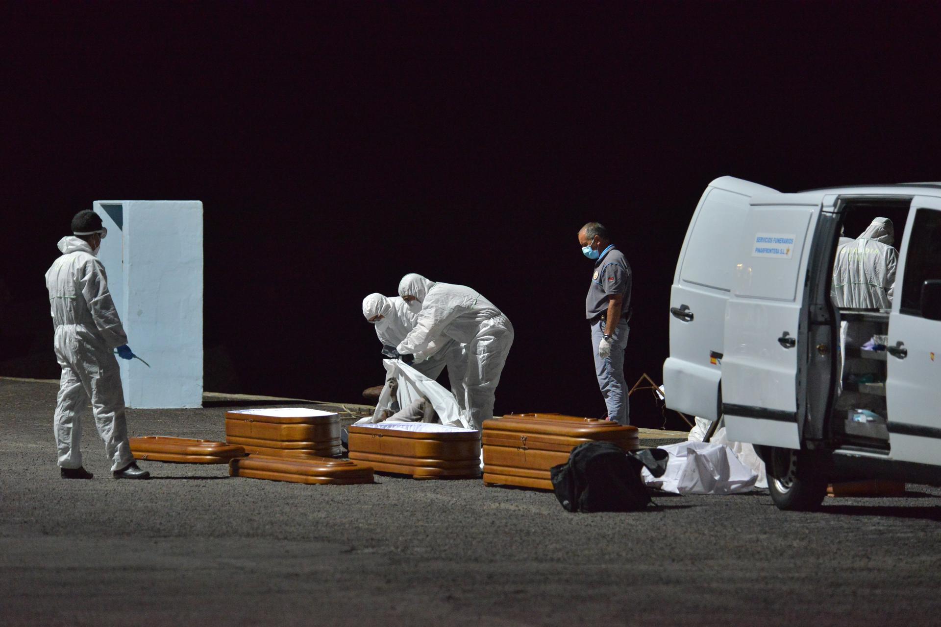 Foto de archivo de la llegada al puerto de La Restinga, en El Hierro, de los cuatro cadáveres recuperados en el cayuco,  en la madrugada del 12 de abril de 2021. EFE/ Gelmert Finol