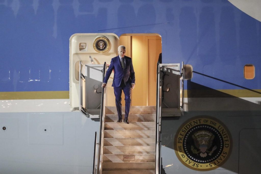 El presidente de Estados Unidos, Joe Biden, desembarca del 'Air Force One' a su llegada a la Cumbre del G20 en el aeropuerto internacional Ngurah Rai de Bali.