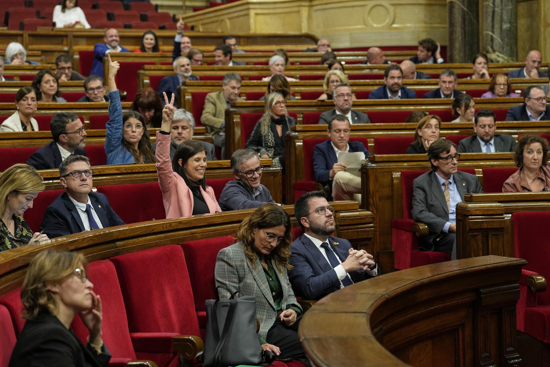 El presidente de la Generalitat Pere Aragonès (c, abajo), en el Parlament durante el debate y votación de una moción de JxCat sobre la "pérdida de confianza" en el Govern. EFE/Alejandro García