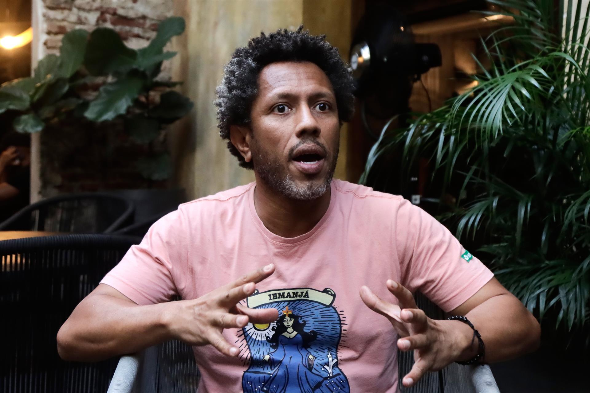 El actor cartagenero Jhon Narváez habla durante una entrevista con EFE, en Cartagena (Colombia). EFE/ Ricardo Maldonado Rozo