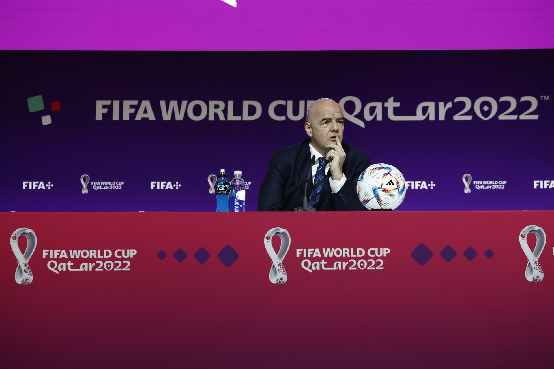 El presidente de la FIFA, Gianni Infantino, durante la rueda de prensa ofrecida este sábado, víspera del partido inaugural de la Copa del Mundo de Qatar 2022.