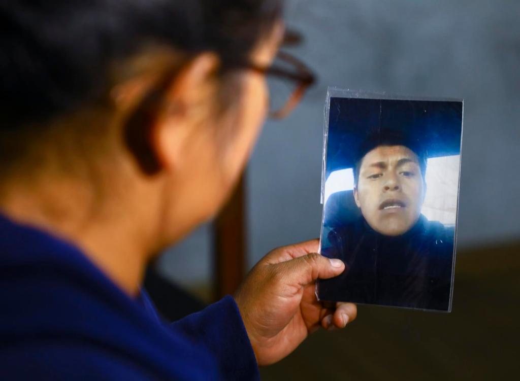 La madre de Andrés Márquez, nombre masculino con el que se identificaba Yolanda Topón, sostiene una foto el 28 de septiembre de 2022, en Cuenca (Ecuador). EFE/ Robert Puglla