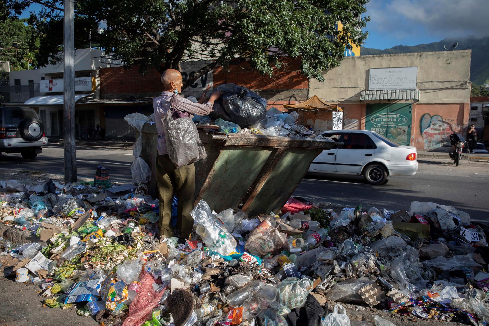 Un hombre busca entre la basura, en una fotografía de archivo. EFE/Rayner Pena R