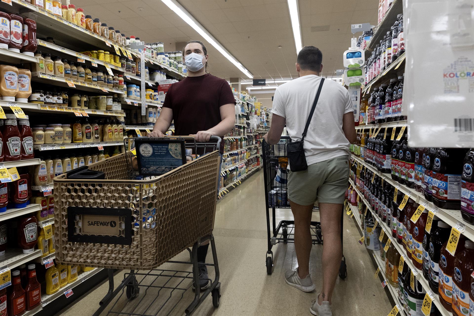 Clientes realizan compras en un supermercado de EE.UU., en una fotografía de archivo. EFE/Michael Reynolds