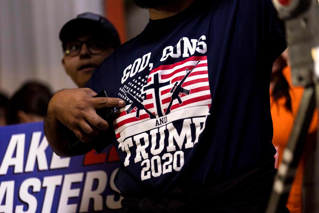 Un simpatizante republicano mientras señala a su camiseta que dice "Dios, armas y Trump 2020", durante un mitin de republicanos en Schnepf Farms en Queen Creek, Arizona (EEUU). EFE/Etienne Laurent ARCHIVO
