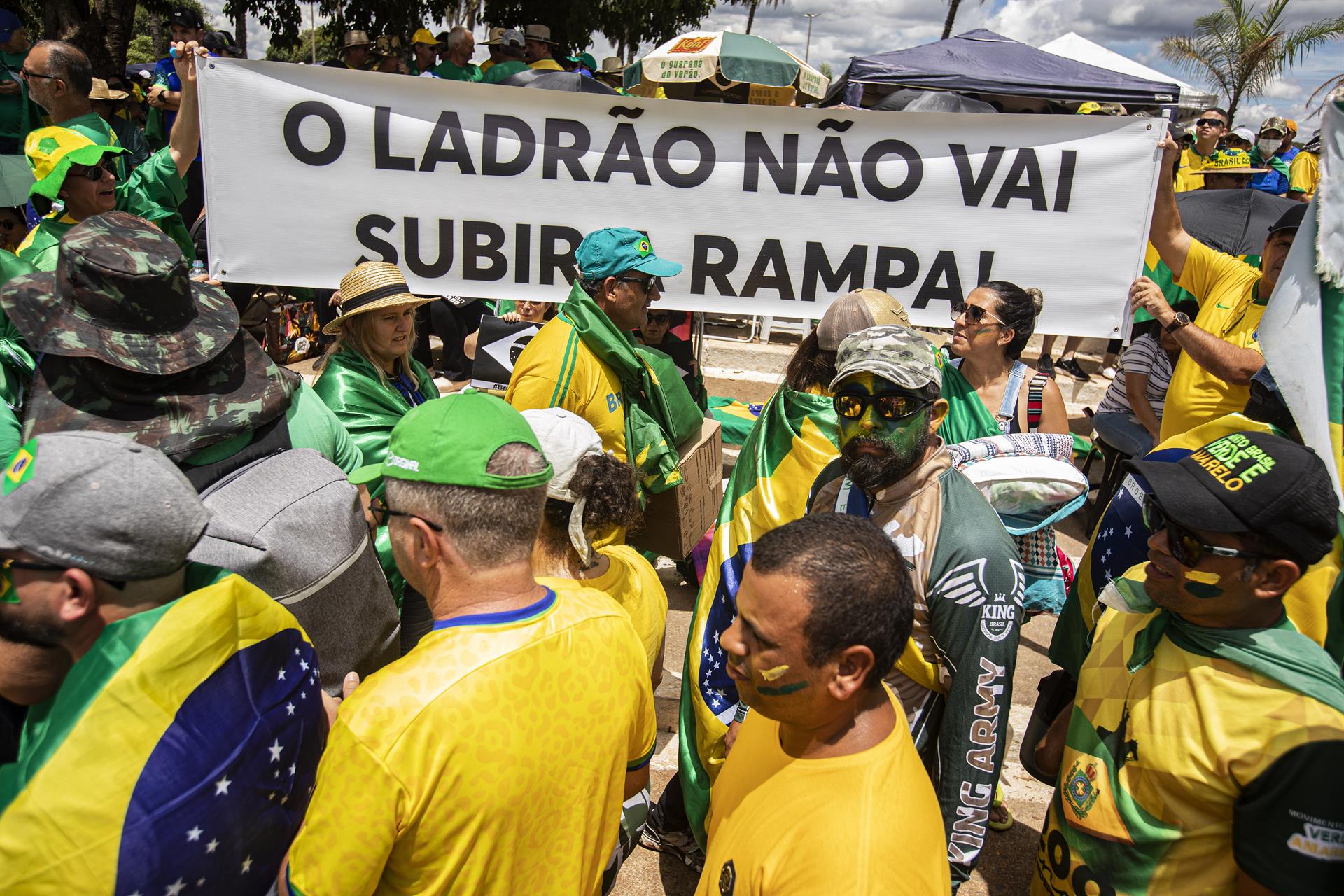 Simpatizantes del presidente de Brasil, Jair Bolsonaro, protestan en el Cuartel General del Ejército, hoy, en Brasilia (Brasil). EFE/Joédson Alves