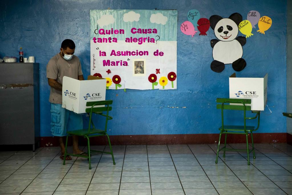 Un hombre vota en las elecciones de Nicaragua en Managua, en una fotografía de archivo. EFE/Jorge Torres
