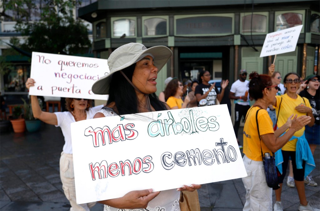 Miembros del colectivo Escambrón Unido sostienen pancartas durante una protesta contra la privatización de las playas, el 15 de noviembre de 2022, frente al Ayuntamiento de San Juan (Puerto Rico). EFE/ Thais Llorca
