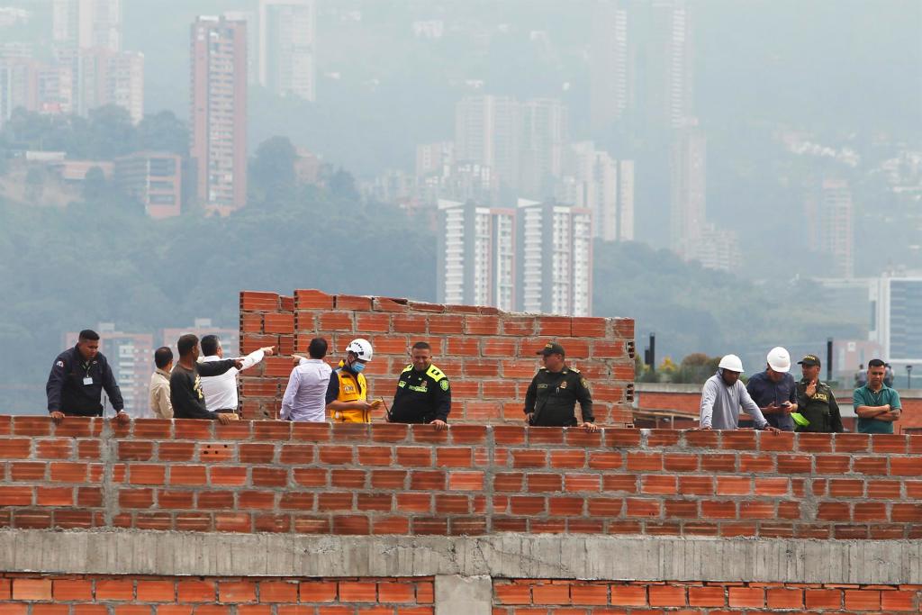 Bomberos y organismos de socorro llegan para atender la emergencia, luego de que una avioneta se estrellara en un barrio residencial hoy en Medellín (Colombia). EFE/Luis Eduardo Noriega
