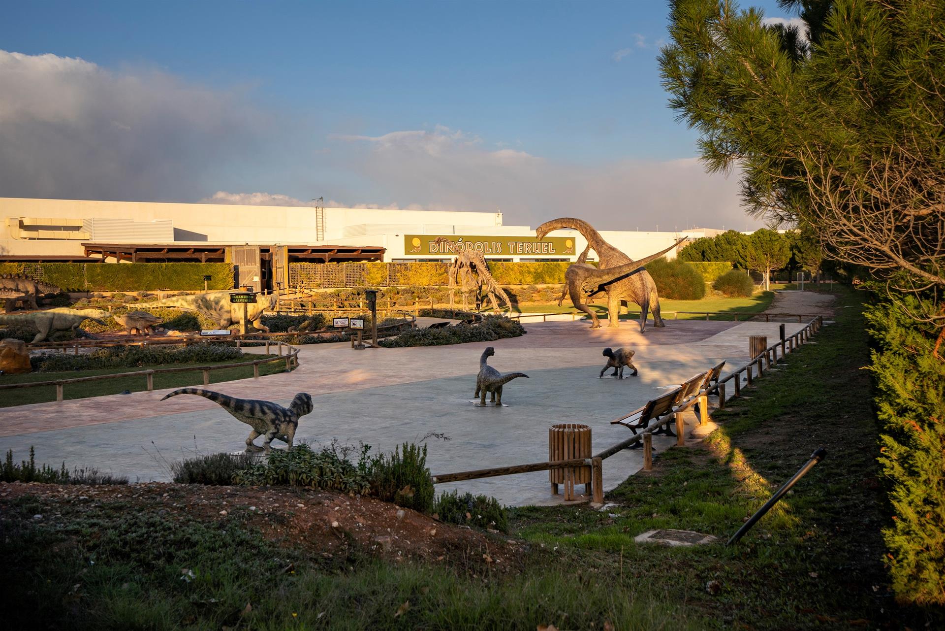 Vista de archivo de las instalaciones del parque de dinosaurios Dinópolis en Terue. EFE/ Antonio García