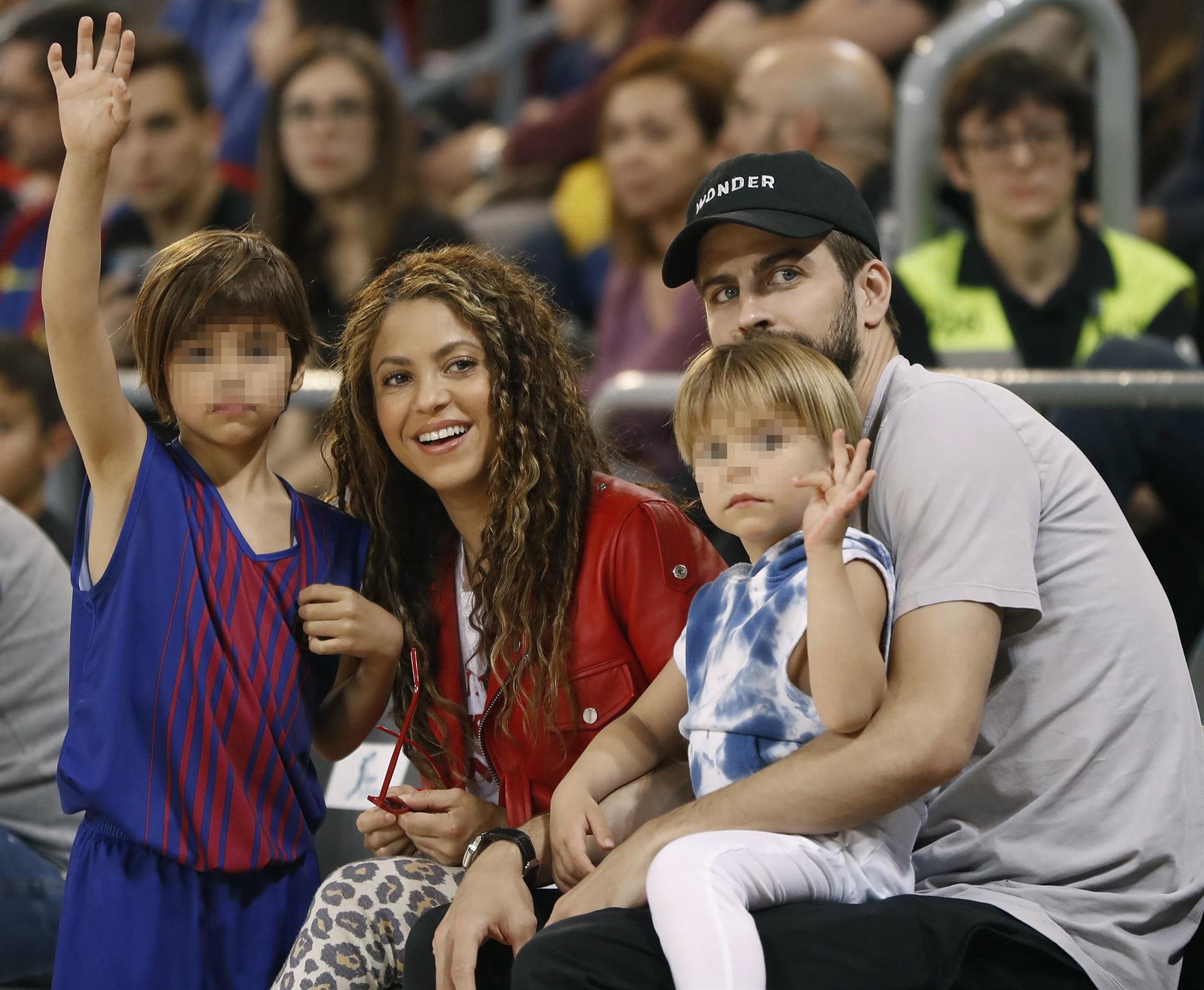 Shakira, Piqué e os dois filhos. EFE/Arquivo/Andreu Dalmau