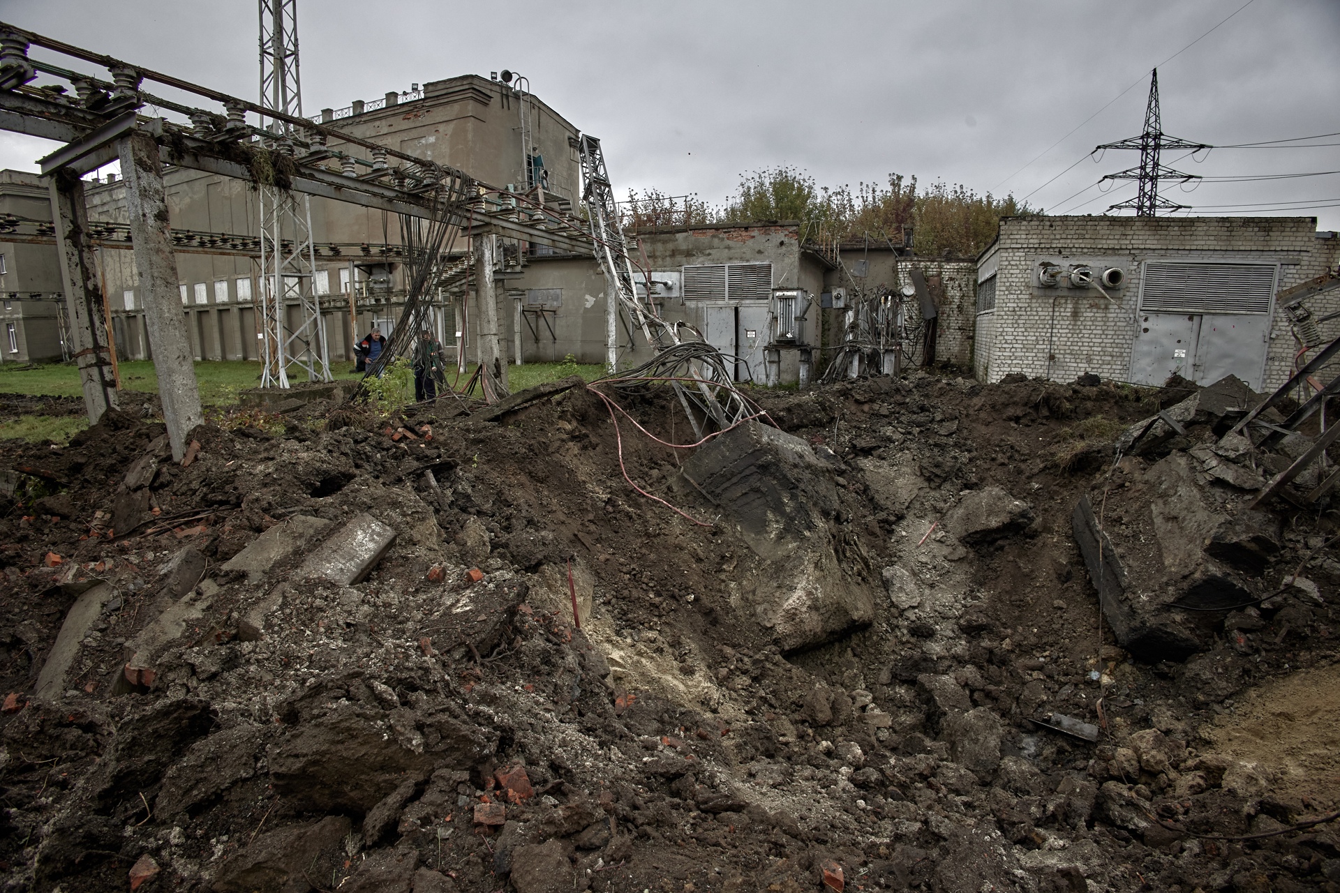 Vista de una central eléctrica dañada después de un bombardeo en Járkov, en el noreste de Ucrania, el 28 de septiembre de 2022. EFE/EPA/SERGEY KOZLOV