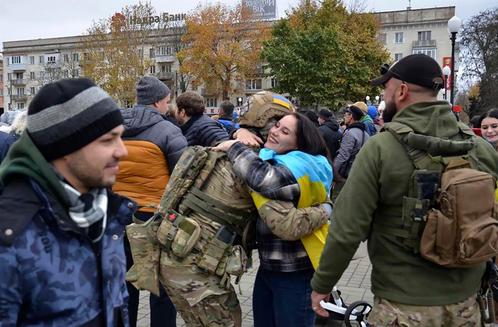Kherson (Ucrania), 13/11/2022.- Vecinos reaccionan con soldados ucranianos en la plaza principal de la ciudad de Kherson, Ucrania, recientemente recuperada, el 13 de noviembre de 2022. Las tropas ucranianas llegaron a Kherson el 11 de noviembre para seguir retomando el sur de Ucrania de las tropas rusas. Las tropas rusas entraron en Ucrania el 24 de febrero de 2022 iniciando un conflicto que ha provocado destrucción y una crisis humanitaria. (Rusia, Ucrania) EFE/EPA/IVAN ANTYPENKO

