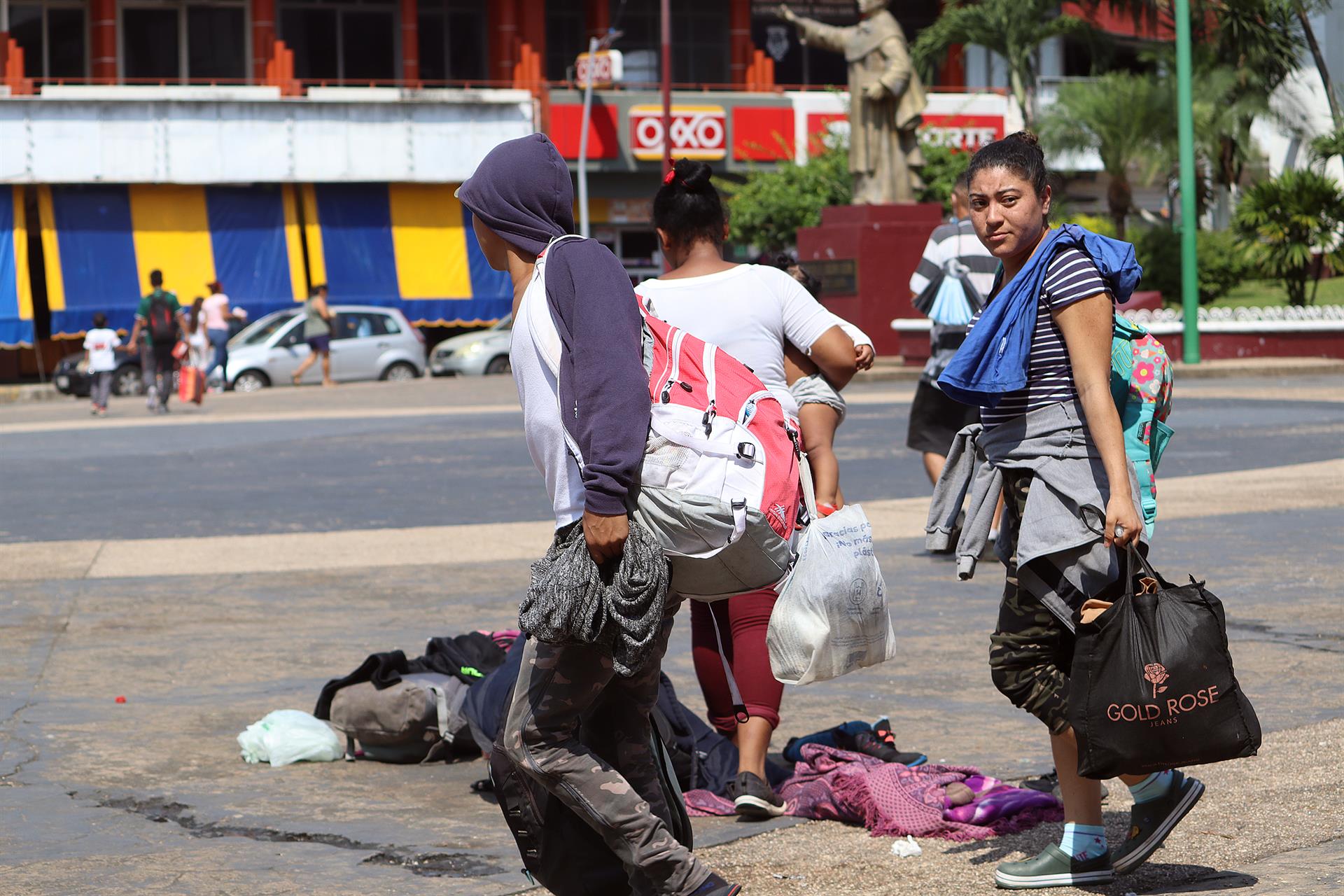 Un grupo de migrantes, en su mayoría de origen centroamericano, se prepara para salir en caravana rumbo a la frontera norte mexicana, hoy, en la ciudad de Tapachula, estado de Chiapas (México). EFE/Juan Manuel Blanco