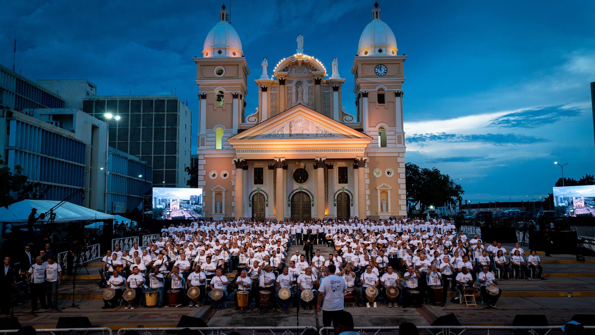 Cientos de músicos participan hoy en un recital folclórico para romper el récord Guinness, en Maracaibo (Venezuela). EFE/Henry Chirinos