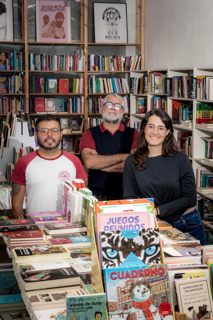 Mar Català, Jordi Garcia Miravet (d) y Dario Riccobono (i), las personas al frente de la librería La Repartidora. EFE/ Biel Aliño
