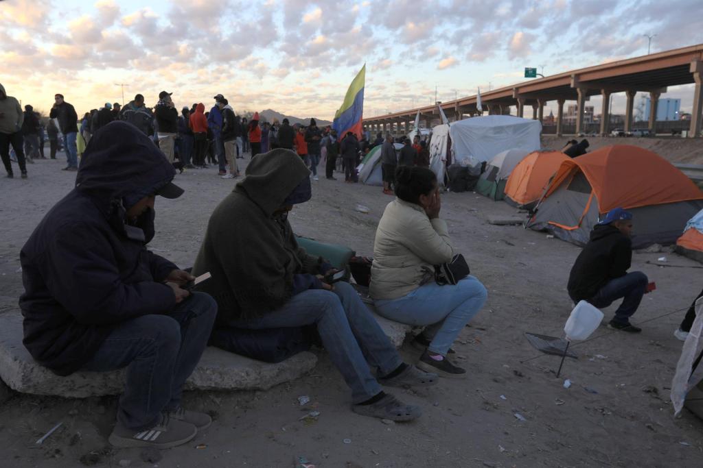 Migrantes venezolanos acampan a orillas del Río Bravo, el 15 de noviembre de 2022, en Ciudad Juárez, Chihuahua (México). EFE/ Luis Torres
